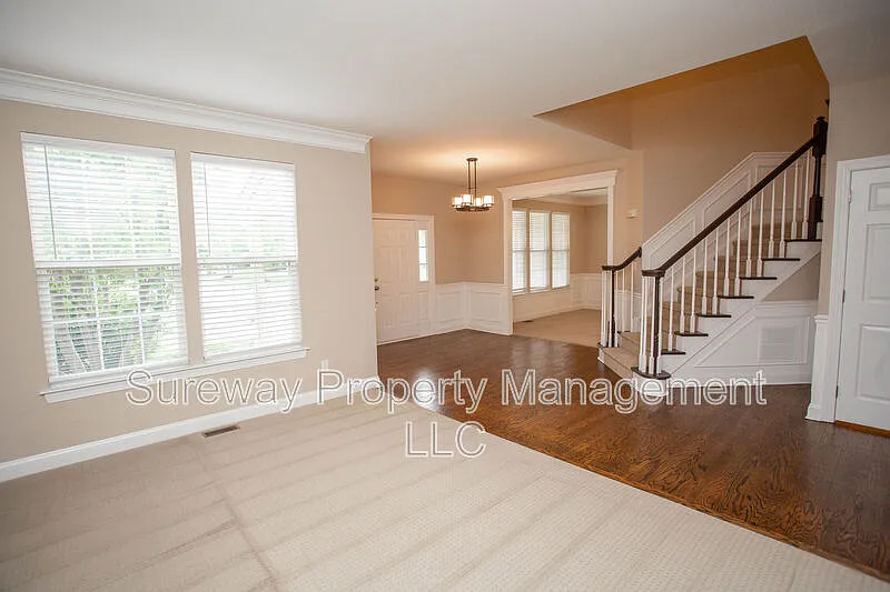5 bed, 3.0 bath, 3704 sqft, $4,500 — Photo 4