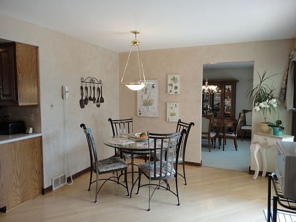 5th image of 15536 S Hollyhock Ct