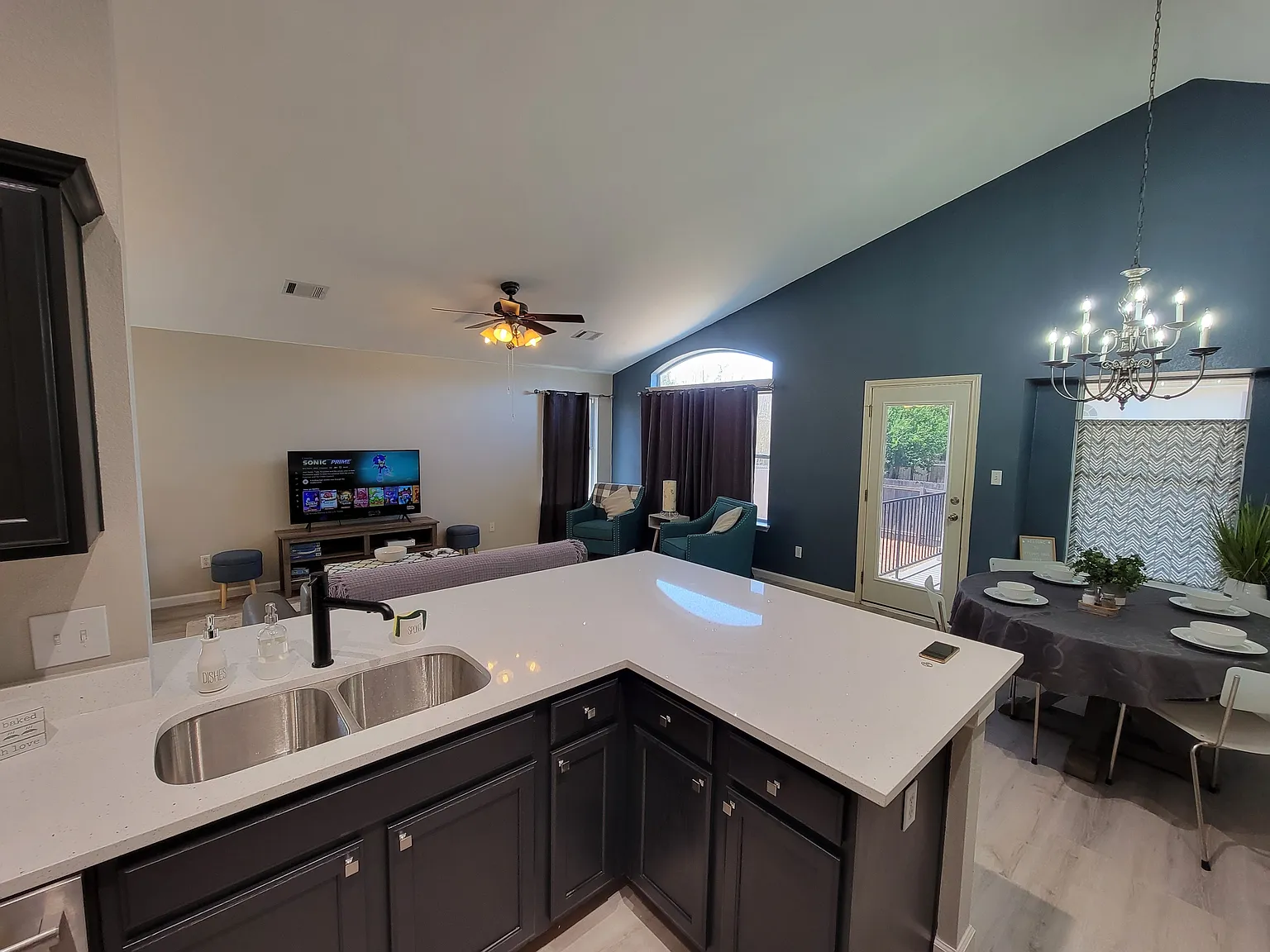4 bed, 1826 sqft, $3,500 — Photo 3