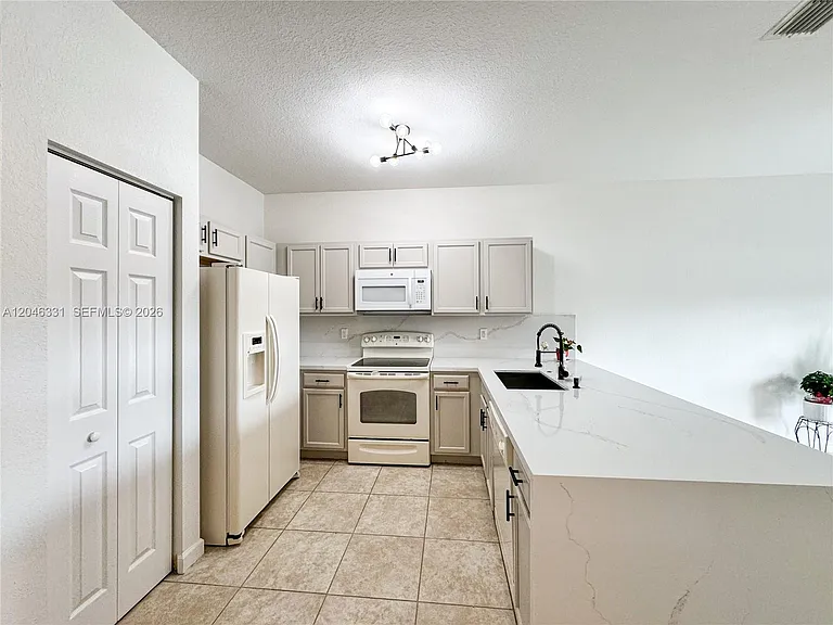 3740 NE 3rd Ct — Photo 10