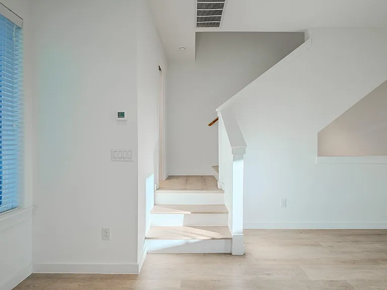 4911 Belmont Ave #13 — Photo 21
