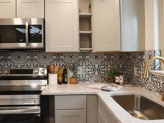 4th image of 635 W Prospect Rd