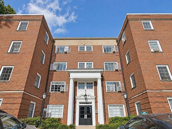 5th image of 32 University Cir #102