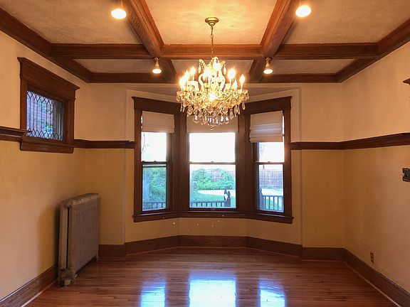 Dinning room with chandelier.