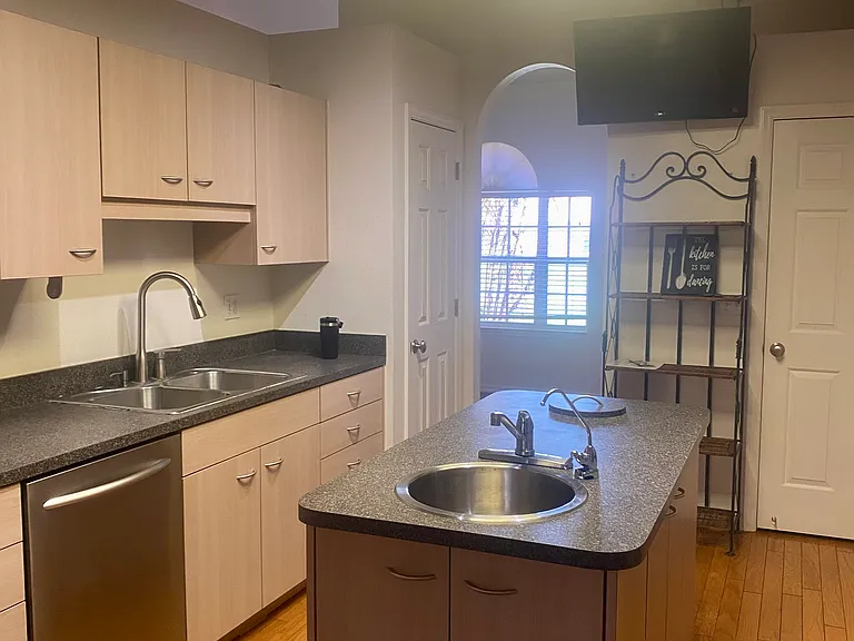2290 Emperor Dr — Photo 2