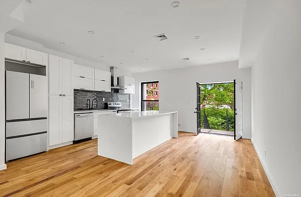 Sold by Glory Homes Realty | media 10