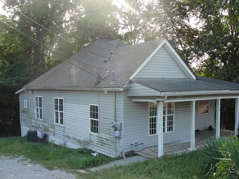 910 Lafayette Rd — Photo 1