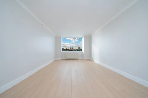 140 Riverside Blvd #1015 Photo 1