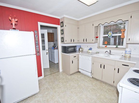 4th image of 905 Fairwood Ave