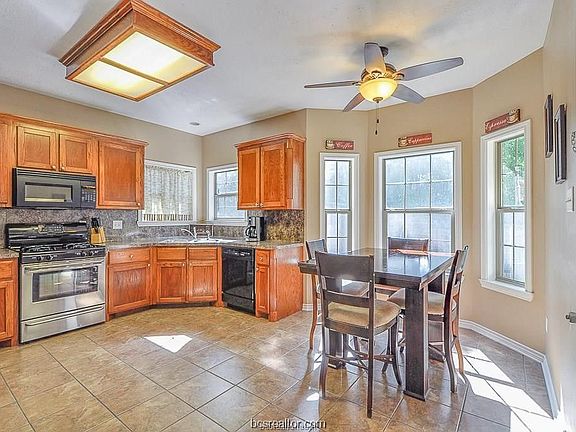 5th image of 403 N Coulter Dr