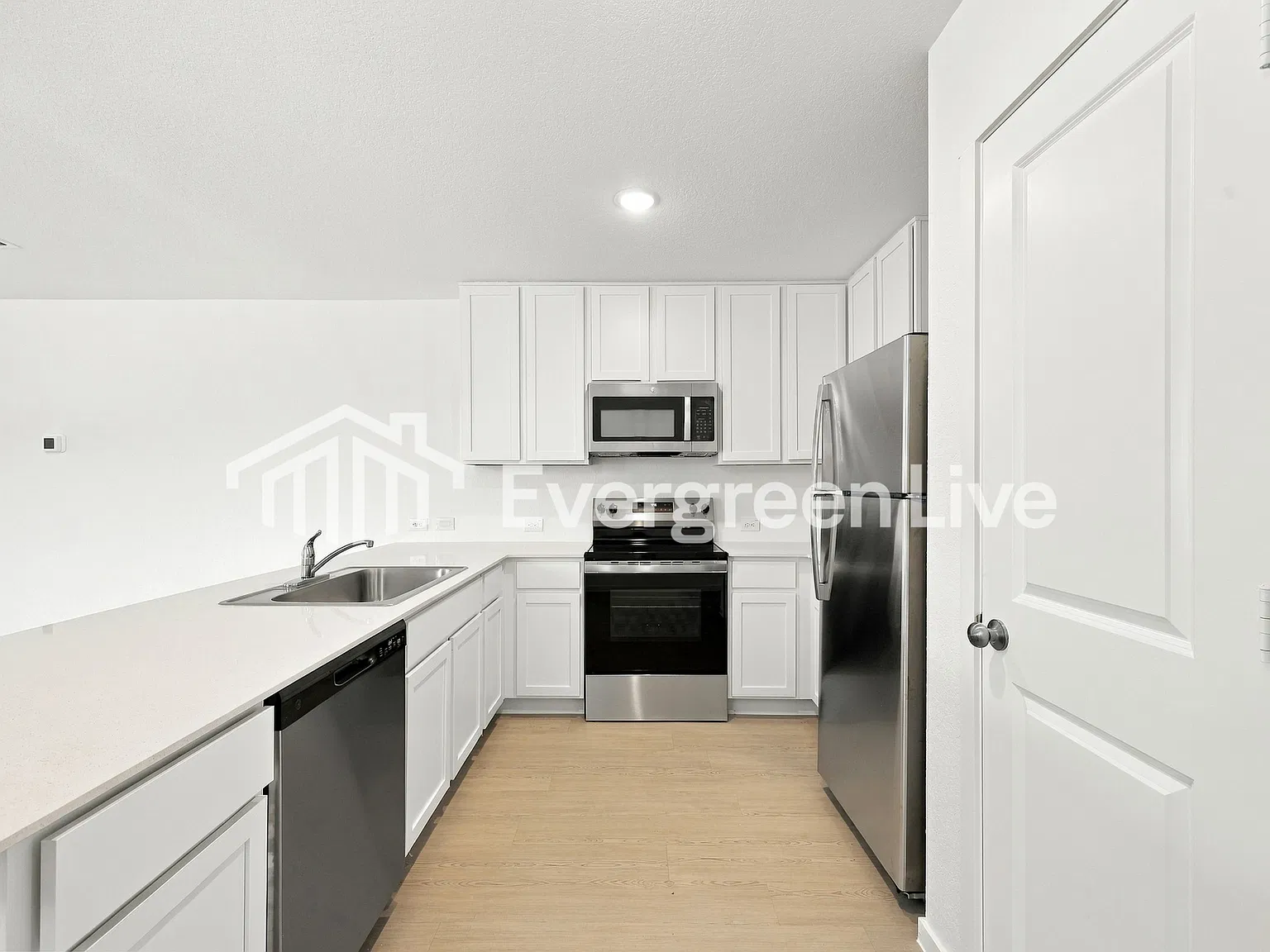 4 bed, 2.0 bath, 1600 sqft, $1,470 — Photo 3