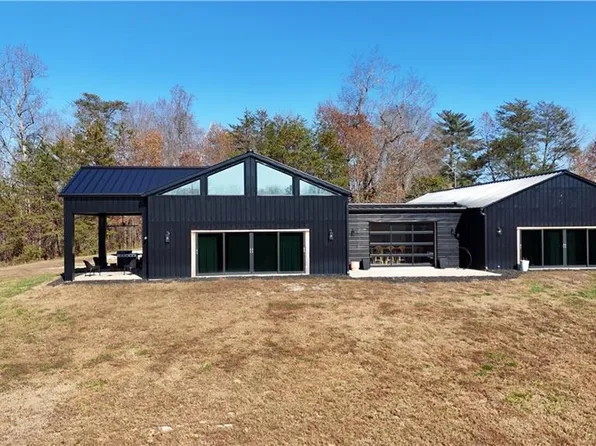 210 Meadow Stone Ln, Mount Airy, NC 27030