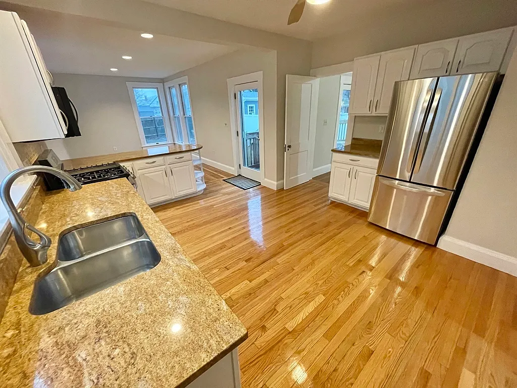 3 bed, 2.0 bath, 2052 sqft, $4,200 — Photo 2