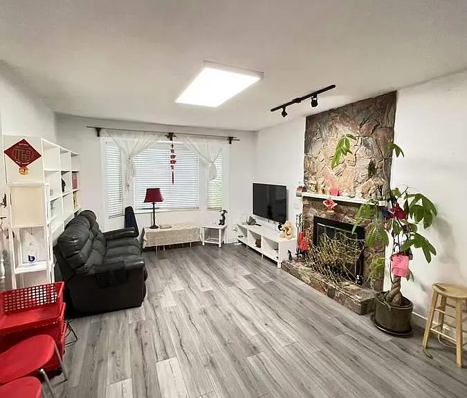2900 Burton Ct — Photo 3
