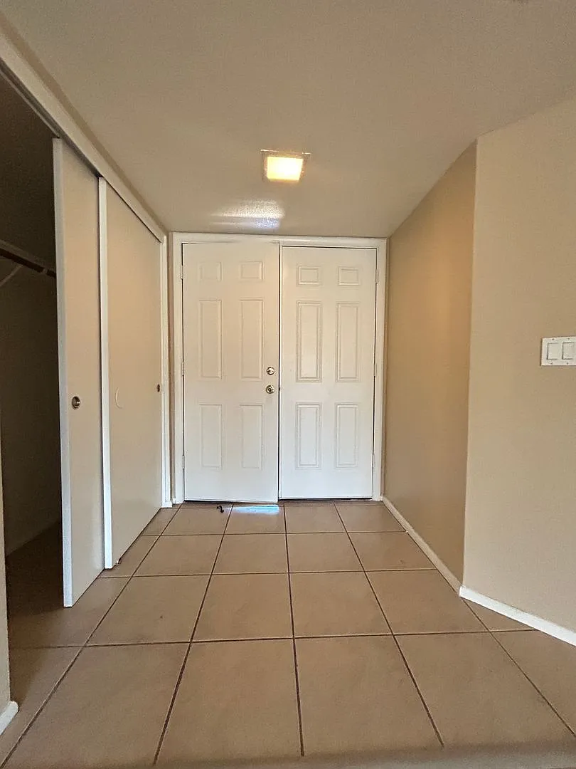 No Hoa, 4 Bed, 2 Bath, Home In Established Neighborhood — Photo 2