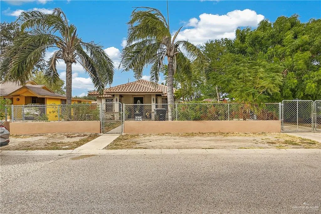 2 bed, 2.0 bath, 896 sqft, $1,150 — Photo 2