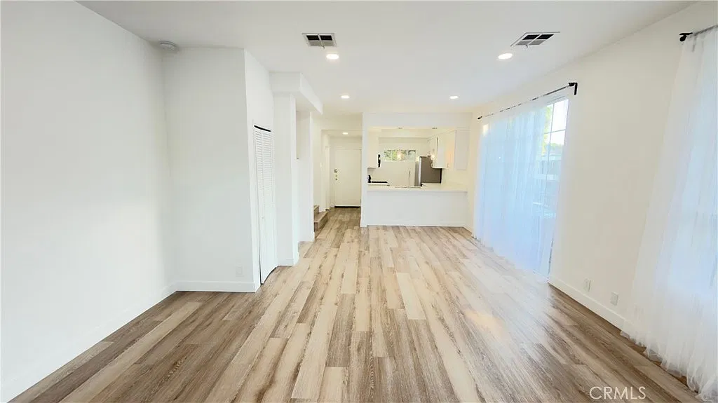 2 bed, 2.5 bath, 1300 sqft, $4,250 — Photo 3