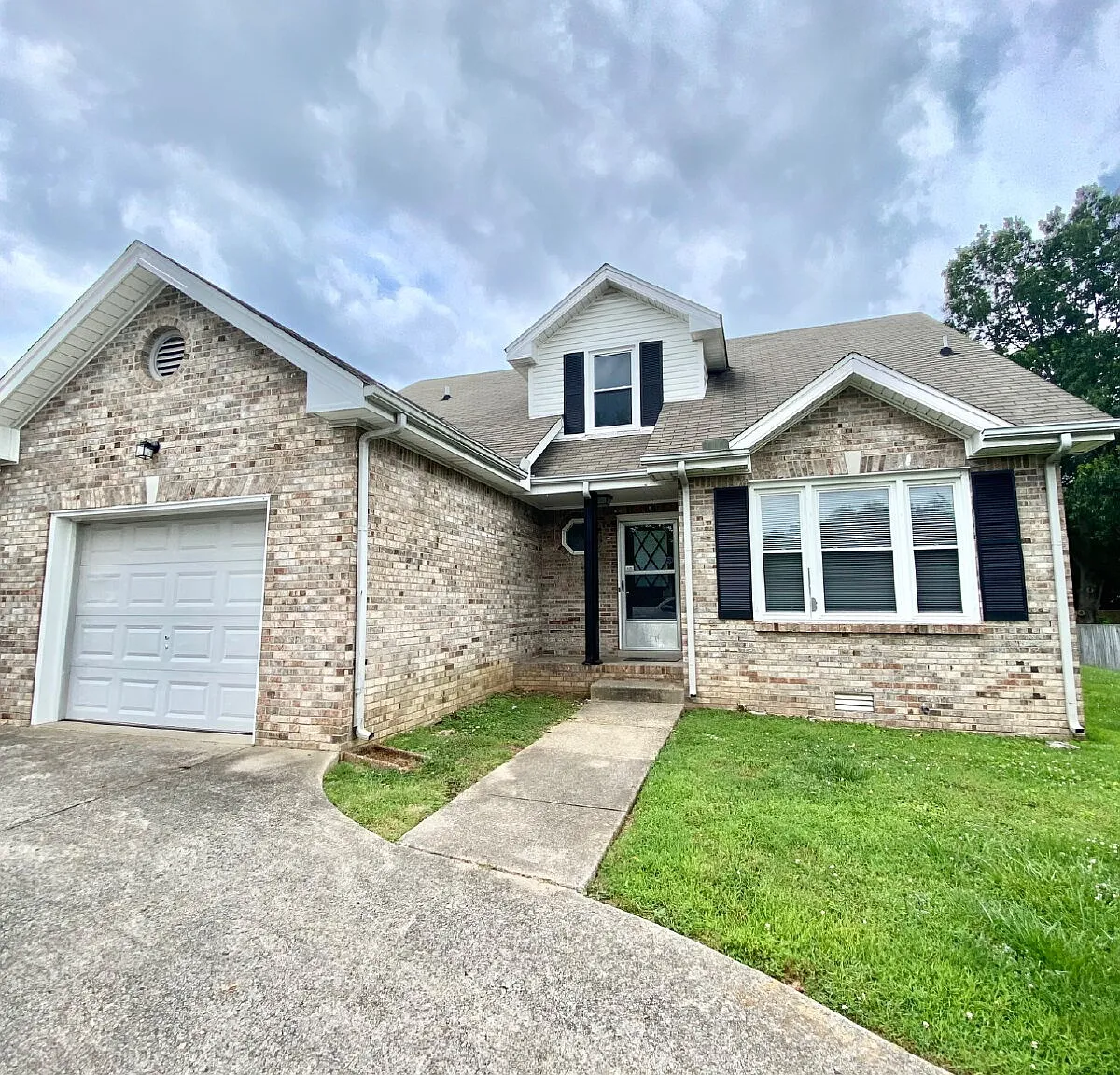 3 bed, 2.0 bath, 1701 sqft, $1,650 — Photo 2