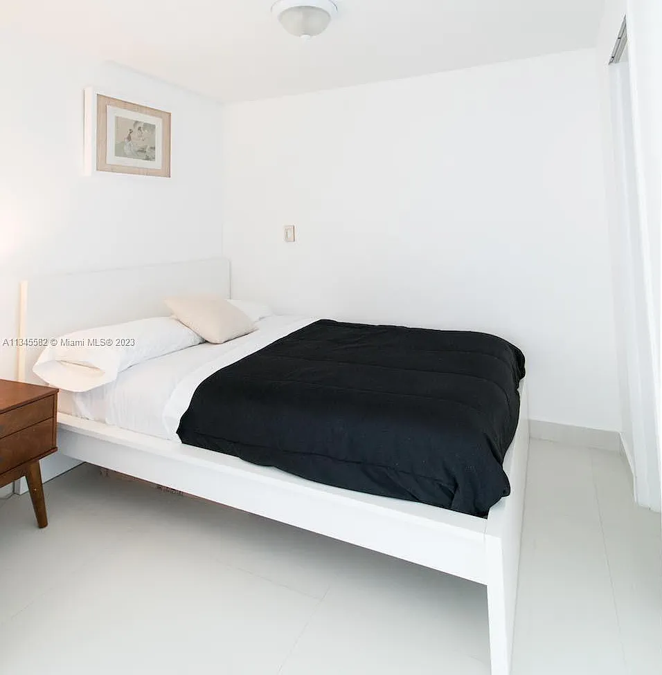 2 bed, 2.5 bath, 930 sqft, $5,500 — Photo 2