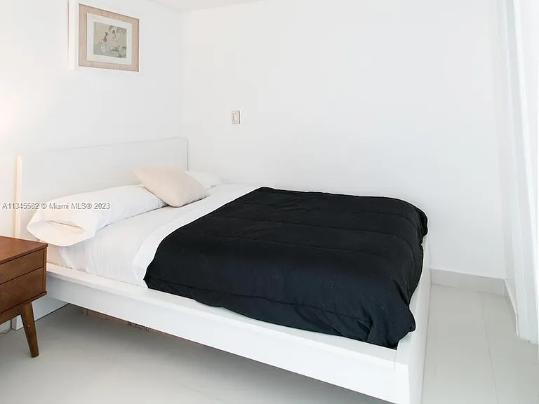 5601 Collins Ave #1405 — Photo 2
