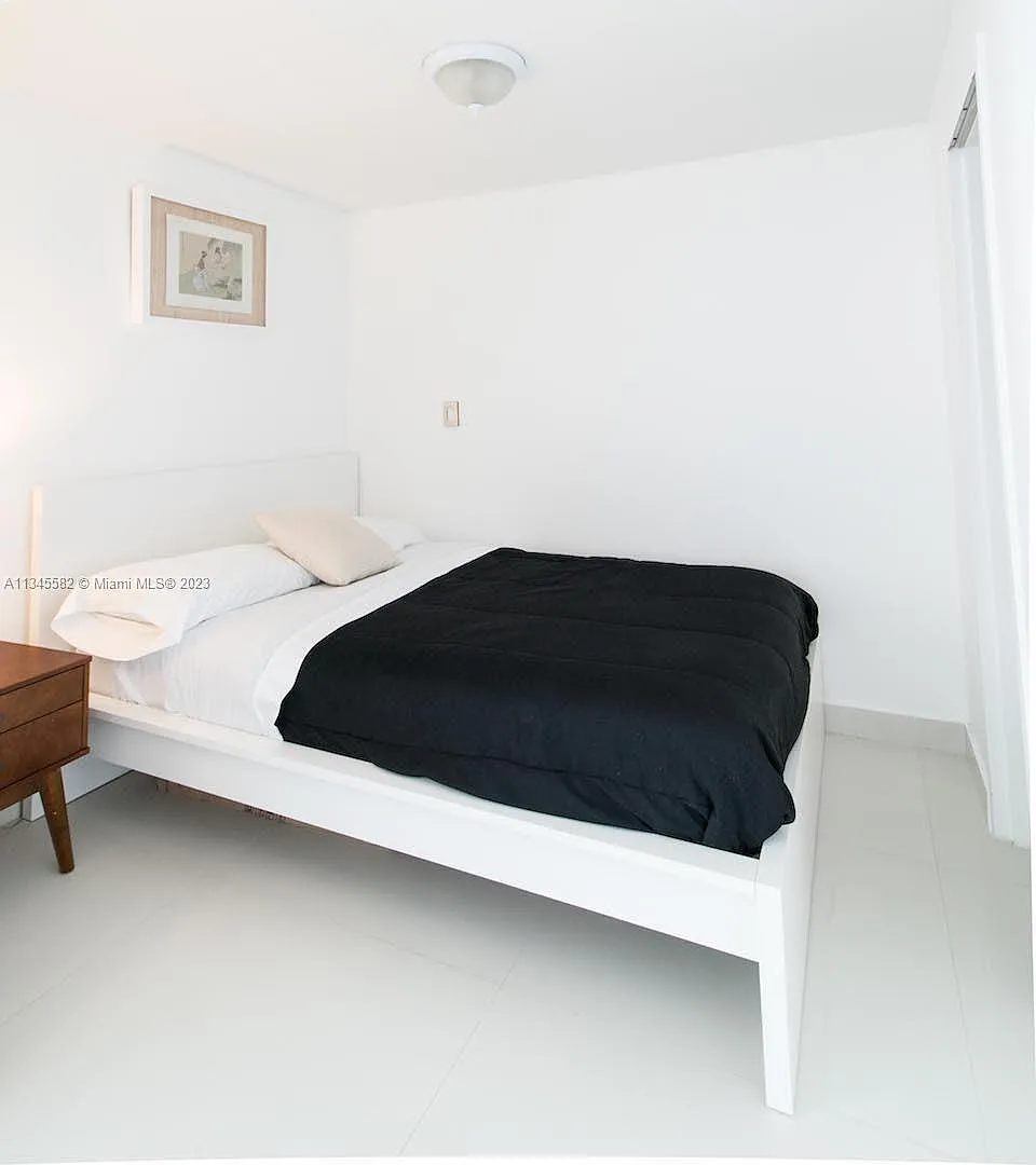Building Photo - 5601 Collins Ave #1405