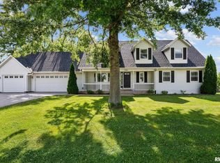 1131 Lakeview Dr, Sherrard, IL 61281