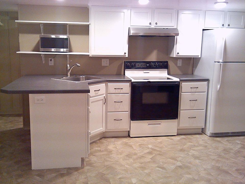 Kitchen: stove, microwave and refrigerator included. Island 