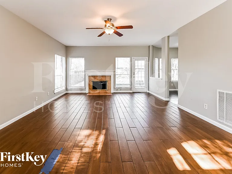 3117 Bay Creek Dr — Photo 2