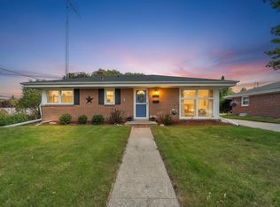 1114 Shorecrest Dr, Racine, WI 53402