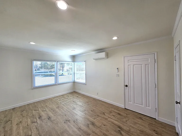 1401 W Victory Blvd #1401 — Photo 6