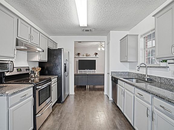 3rd image of 637 Cedar Ridge Ln