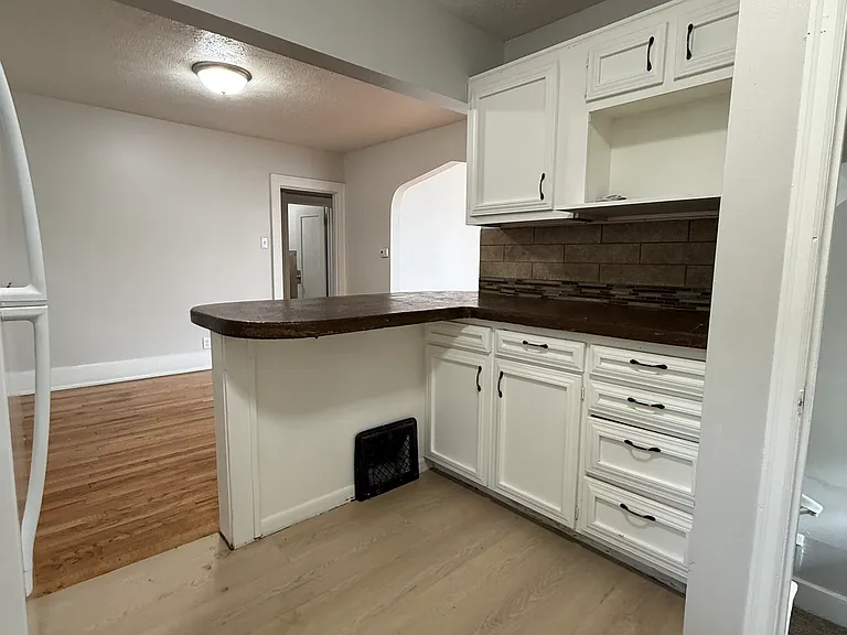 480 Houston Ave — Photo 6