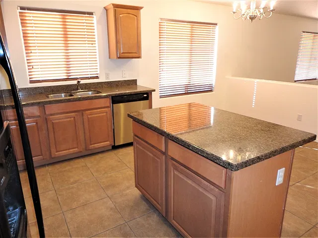 3 bed, 2.0 bath, 1852 sqft, $2,110 — Photo 3