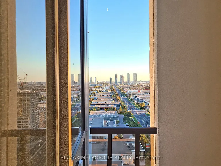 9075 Jane St #Penthouse 08 — Photo 42
