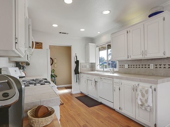 5th image of 1126 E Howard Ct