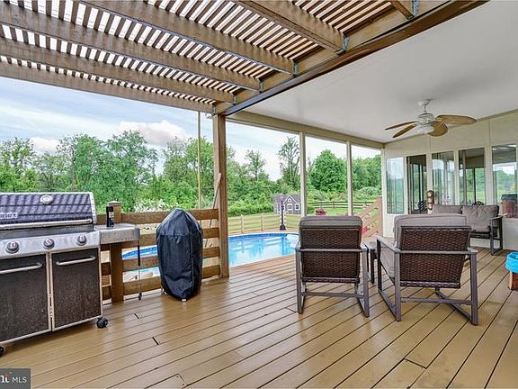 5th image of 312 Vista Dr