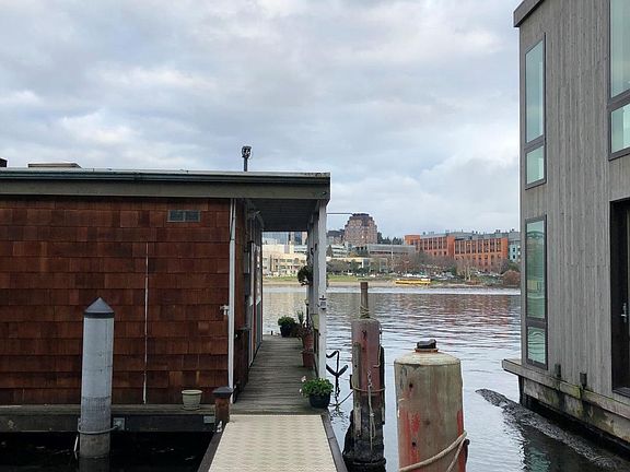 Dock to floating home