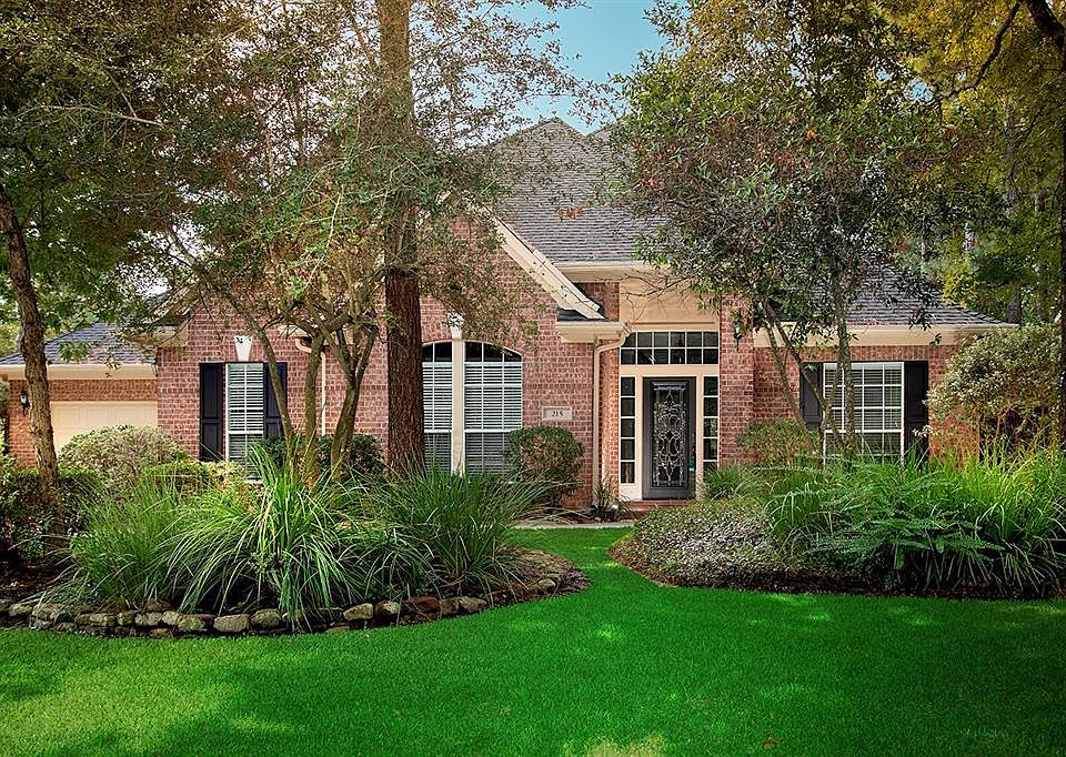 Welcome to 215 N Hazelcrest Circle! The roof was replaced in 2015...