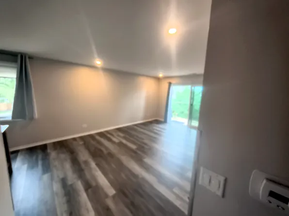 1615 N Milwaukee Ave APT 8A, Libertyville, IL 60048