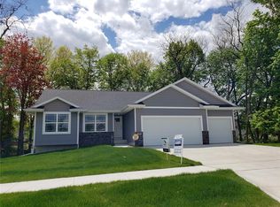 2109 Shady Grove Rd SW, Cedar Rapids, IA 52404