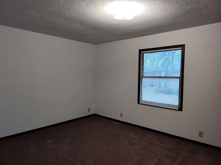 605 Boxwood Dr — Photo 11