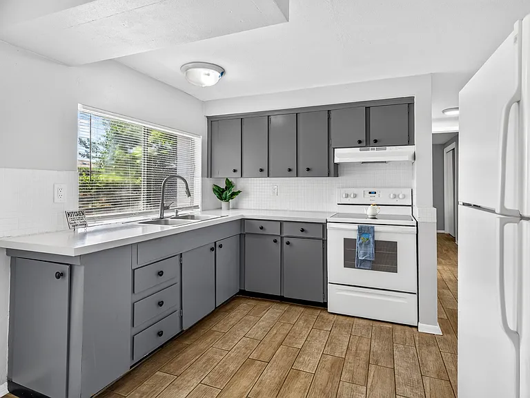 3723 Kingsbury Dr — Photo 12