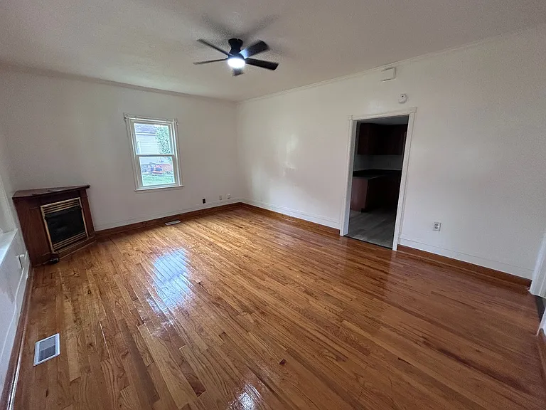 435 Lawrence St — Photo 3