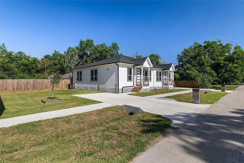 3 bed, 2.5 bath, 2535 sqft, $2,400 — Photo 2