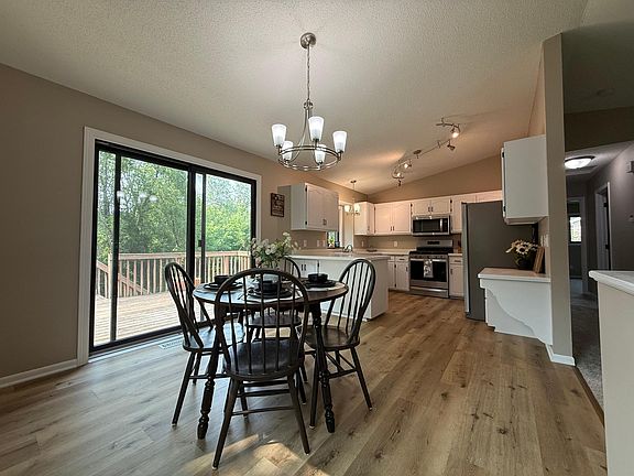 4th image of 107 Chestnut Cir