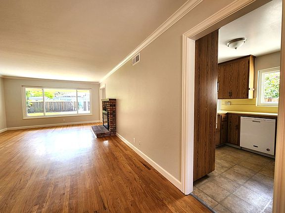 4th image of 415 Durham St