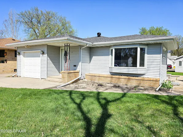 1205 S 9th St, Grand Forks, ND 58201