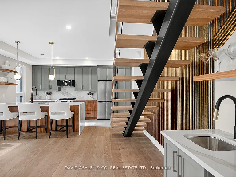 612 W Tweedsmuir Ave #MAIN — Photo 37