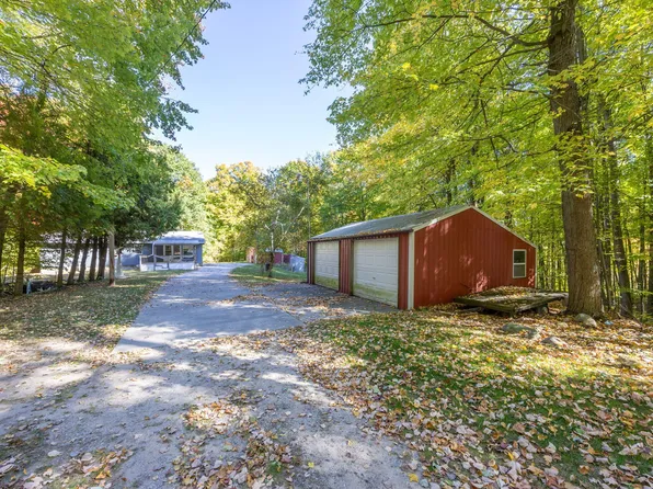 6438 N Lake Rd, Six Lakes, MI 48886