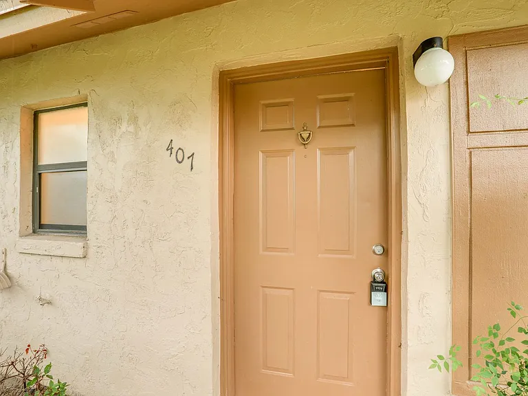 407 Douglas Way — Photo 3